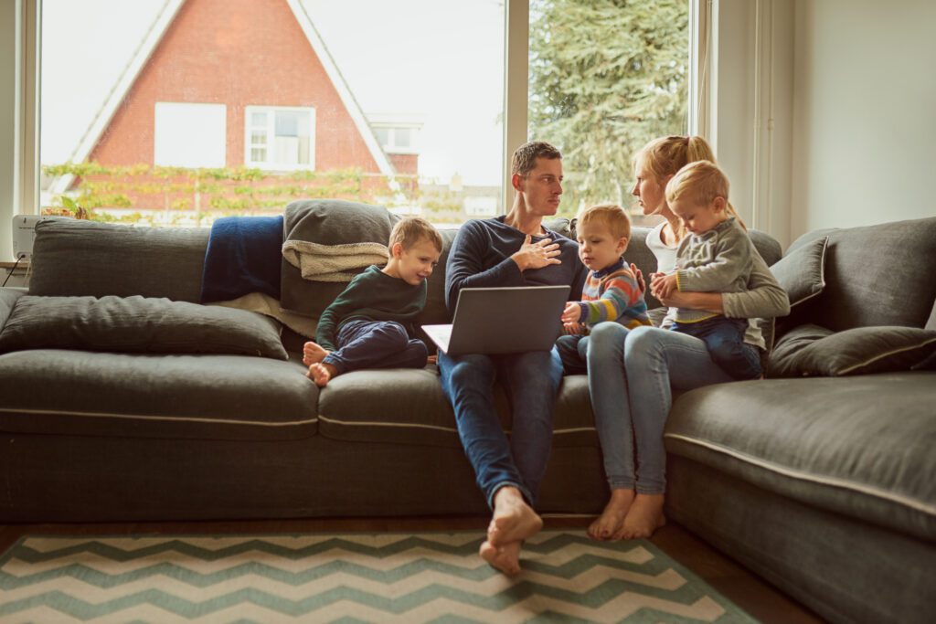 Bij Lumens werken allemaal mensen die je kunnen ondersteunen op het gebied van opvoeden en relaties. Daarvoor hoef je geen grote problemen te hebben hoor, je mag ze bellen of mailen met de kleinste vragen of zorgen. Er zijn maatschappelijk werkers, met wie je kunt praten over de problemen die je ervaart. Ze hebben van veel zaken verstand en weten goed bij wie je eventueel terecht kunt met specifieke zorgen of problemen.